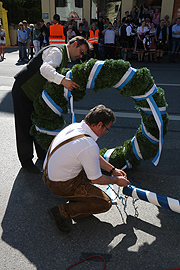 neuer Maibaum 2016 in München Sendling (Foto: Martin Schmitz)